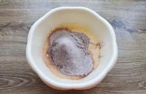 Mix flour with cocoa and sift through a fine sieve into a bowl.