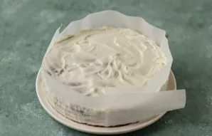 Wrap the cake with cling film or baking paper.