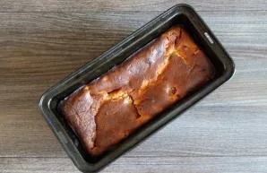 After the time has passed, take the cake out of the oven. Leave it in the form for 15 minutes.