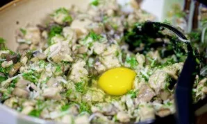 And to beat the egg. Mix everything thoroughly. The egg will hold the filling together and will not allow it to fall apart.