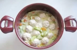 Put the meatballs and sauce in a saucepan with vegetables and mix.