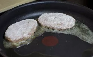 Heat vegetable oil in a pan and put zrazus.