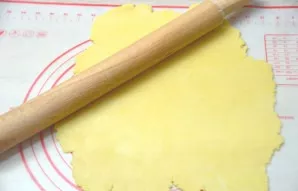 Roll out the dough in a thin layer.