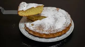 We wait for the cake to cool and serve with tea! Enjoy your meal!