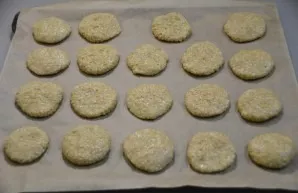 Separate a piece of dough the size of a walnut. Make a pancake out of it and put it on baking paper, leaving a distance between the cookies.