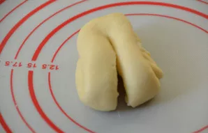 Fold the roll in half. Make a longitudinal cut at the fold.