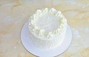 To smooth and decorate, beat the second part of the cream and smooth the cake. Decorate to your liking.