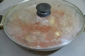 Cover the pilaf with a lid and reduce the heat to a minimum, simmer for 30-35 minutes without stirring.