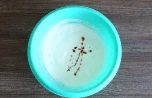 Pour the dissolved gelatin into the protein mass in a thin stream. Beat. Then, in a thin stream, pour the warmed jam with sugar. But do n...