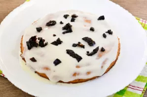 Grease the cakes with sour cream and sprinkle with slices of chopped prunes.