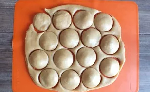 Cover with the second layer, form gingerbread in a glass. From the remaining dough, repeat the process of making gingerbread.