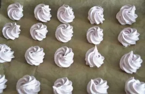 Squeeze blueberry marshmallows on baking paper in small curls (about 4 cm in diameter).
