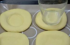 Using a glass, make a recess in the center of the cake.