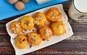 Put the prepared Turkish donuts in a container, sprinkle with chopped walnuts on top.