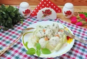 Chicken dumplings with zucchini in white sauce to prepare. Delicious!