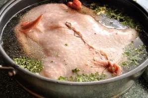 Strain the broth and add the chicken. Cook over low heat for about 45 minutes.