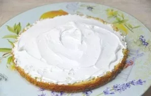 Apply a layer of cream with a silicone spatula.