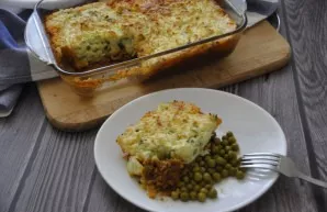 Serve hot shepherds pie with stewed vegetables, Worcester sauce or green peas. Delicious!