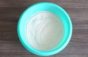 Beat the mixture for at least 10 minutes. It should thicken and become uniform. Leave the cream on the table for 20 minutes to cool.