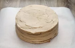 Grease the top and sides of the cake with cream.