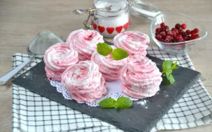 Apple and cranberry marshmallow is extremely beautiful and very tasty, tiny pieces of berries give it a special taste.