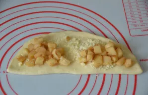 Put the apple filling on both sides in the form of 
