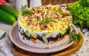 Carefully remove the serving ring. Serve the salad! Enjoy your meal!