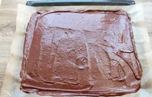 Line a baking tray with baking paper and place the dough on it. Spread it in a thin layer over the entire surface.