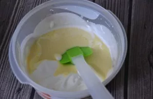 Pour the yolk mass into the whipped proteins, stir gently, trying to maintain the structure of the whipped proteins.