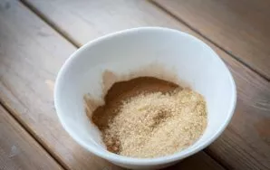 In a separate bowl, mix brown sugar and cinnamon and mix.