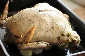 To make the chicken skin stuffed with minced chicken more appetizing, transfer it to a baking sheet and put it in the preheated oven for ...