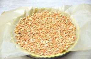 Cover the baking dish with dough with baking paper, add the charge (peas, beans, etc.). Place in a preheated oven at 180 degrees for 15-2...