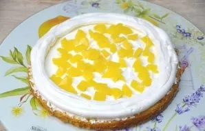 Put the sliced ??peaches in the middle of the cake, use a pastry bag to cover the edges of the cake with cream.
