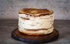 When the cake stiffens, remove it from the mold.