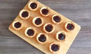 Put the jam in prepared cupcakes.