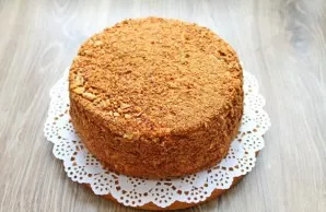 Sprinkle the cake on all sides with crumbs from the remnants. Store in the refrigerator for 6 hours to soak.
