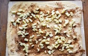 Peel the apples and cut into small pieces. Spread the apple slices in an even layer on cinnamon and sugar.