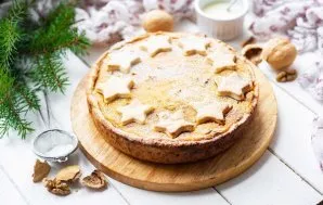 Cool the baked pumpkin pie well, if desired, you can sprinkle with powdered sugar, and only then start chopping in portions.