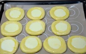Fill the cavity of cheesecakes with sour cream filling. Preheat oven to 180 degrees.