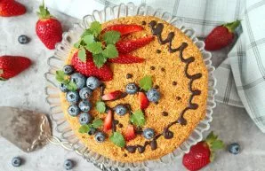 After a while, decorate the top of the cake with chocolate, berries or as you wish and serve.