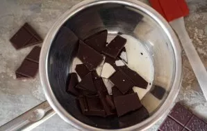Prepare chocolate icing. I want to note right away that you can make a glaze of any thickness - it depends on your desire. I got a pretty...