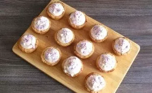 Coat the jam with cream. It will begin to thicken, so it is best to do this from a pastry bag. Finish your desired decoration.