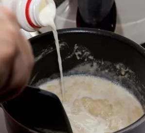 Slowly pour the milk and mix.