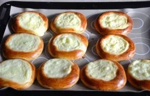 Bake cheesecakes at a temperature of 180 degrees for about 20 minutes until browned.