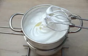 Put the lemon cream in the baked form and place in the oven to bake for 10 minutes at a temperature of 180 degrees.