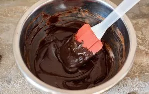 Melt the chocolate and cream in a water bath, stirring intensively with a spatula - a homogeneous, homogeneous chocolate mixture should b...