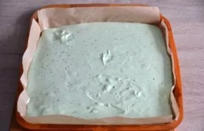 Apply a creamy mint infusion to the cake and leave in a cool place for 30-40 minutes.