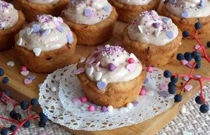 Cool the cupcakes with marshmallow cream and serve. Delicious!