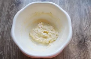 The first part of the cream has cooled down, continue making the cream. To do this, whip into a fluffy mass. This will take about 5 minutes.