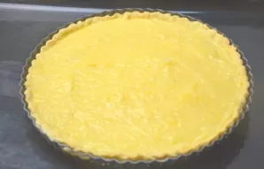 Beat the egg whites until stiff foam. Remove the whipped proteins from the water bath.